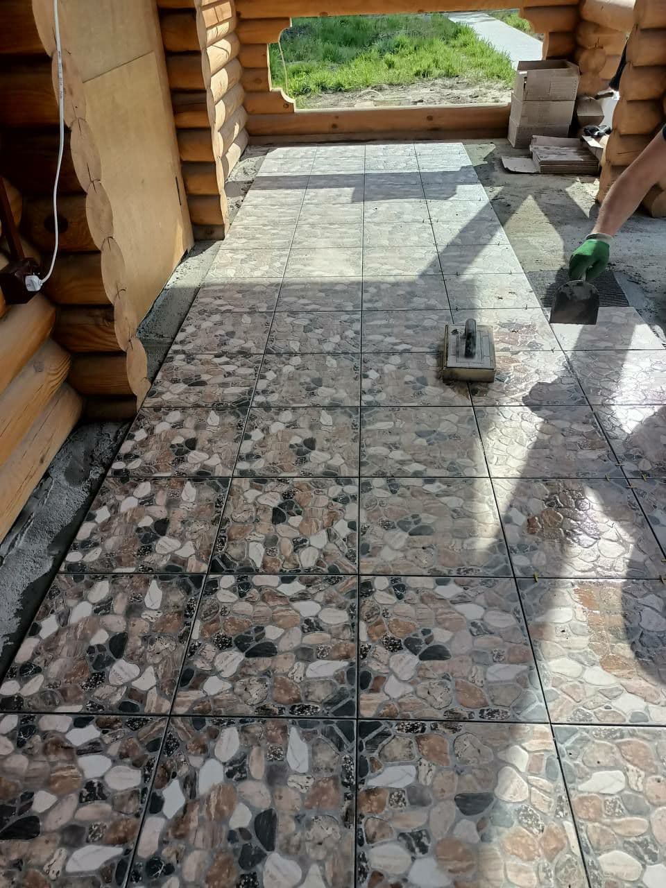 Professionelle Fliesenverlegung auf Terrasse