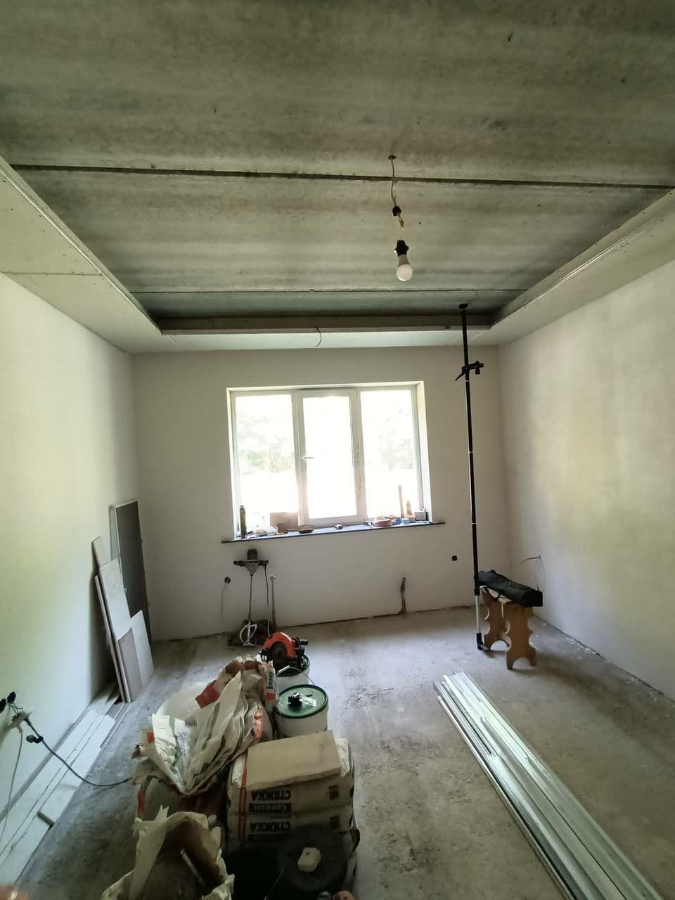 Wandgestaltung und Montage einer Deckennische in der Schweiz
